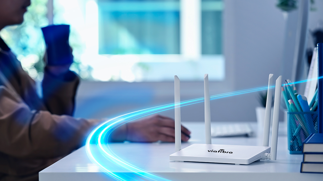 Pessoa trabalhando tranquilamente no notebook em casa usando um dos planos de internet fibra em Vinhedo oferecidos pela ViaFibra.