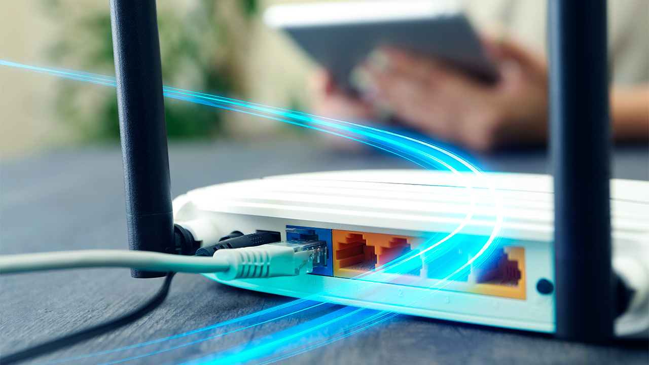 Família na sala usando notebooks e celulares com a estabilidade da melhor internet fibra óptica em Vinhedo da ViaFibra.